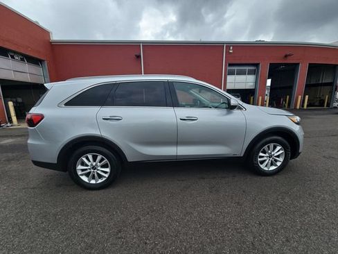Used 2019 Kia Sorento AWD w/ LX Convenience Package image 11
