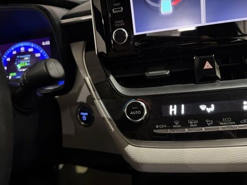 Used 2021 Toyota Corolla LE image 19