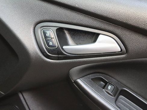 Used 2017 Ford Focus SE image 9