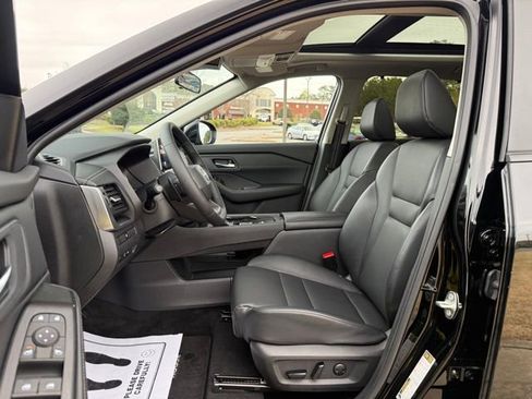 Used 2025 Nissan Rogue SV w/ SV Premium Package image 13