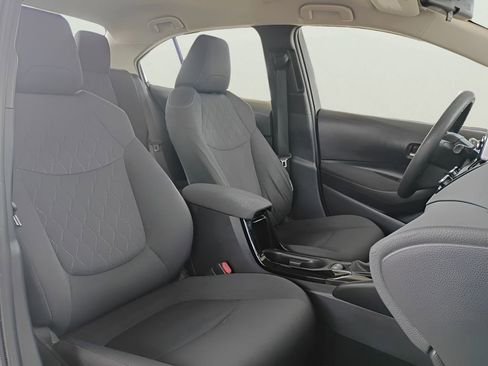 Used 2020 Toyota Corolla LE FWD image 3
