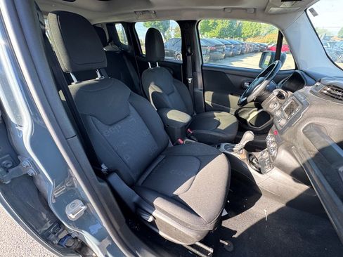 Used 2017 Jeep Renegade Latitude w/ Trailer Tow Group AWD/4WD image 10