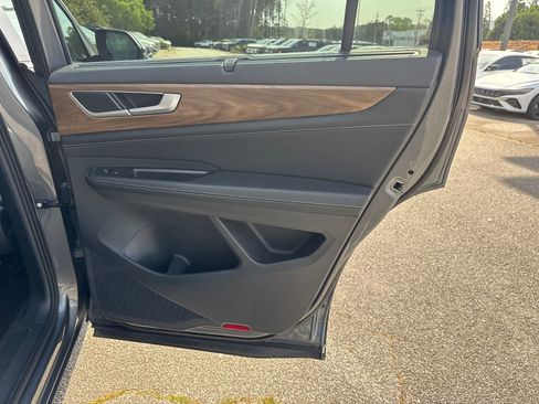 Used 2025 Volkswagen Atlas SE image 16