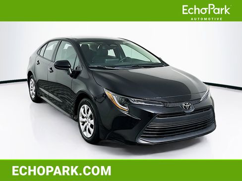 Used 2025 Toyota Corolla LE image 1
