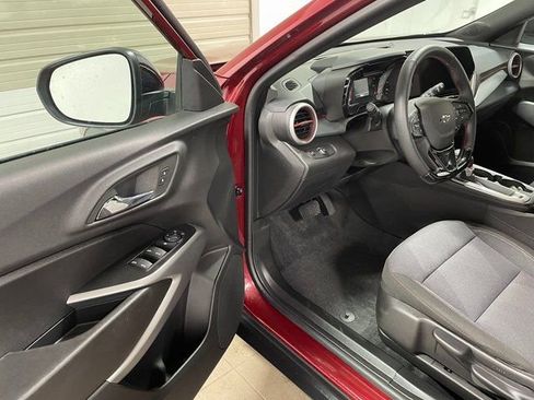 Used 2025 Chevrolet Trax RS FWD image 10