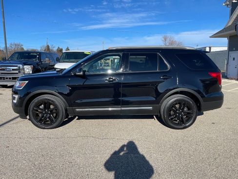 Used 2017 Ford Explorer XLT w/ Equipment Group 202A image 2