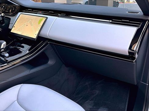 Used 2025 Land Rover Range Rover Sport image 17