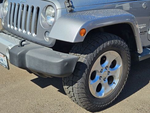Used 2014 Jeep Wrangler Unlimited Sahara w/ Connectivity Group AWD/4WD image 11