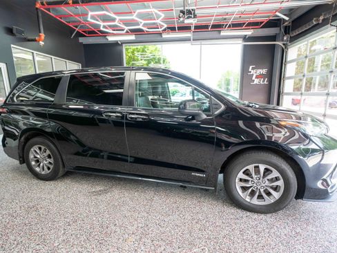 Used 2021 Toyota Sienna XLE FWD image 5