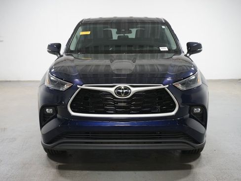 Used 2023 Toyota Highlander LE FWD image 2