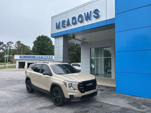 Used 2023 GMC Terrain SLE w/ Driver Convenience Package FWD image 1