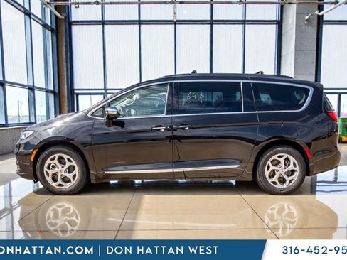 Used 2023 Chrysler Pacifica Limited image 2
