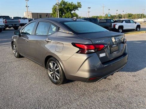 Used 2022 Nissan Versa SV image 5