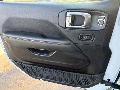 Used 2025 Jeep Wrangler Unlimited Sahara image 6