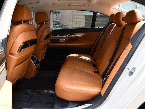 Used 2018 BMW 750i image 45