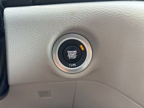 Used 2023 Chrysler Pacifica Touring-L FWD image 16