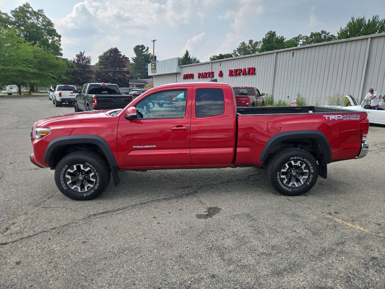 Used 2017 Toyota Tacoma SR5 AWD/4WD image 5