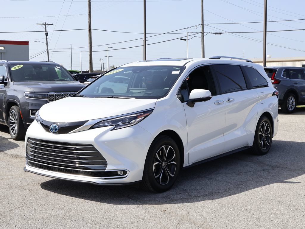 Used 2025 Toyota Sienna Platinum AWD/4WD image 3