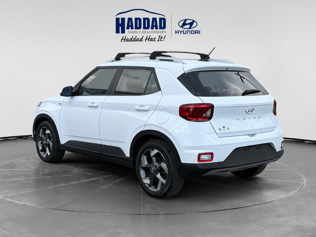 Used 2024 Hyundai Venue SEL FWD image 3