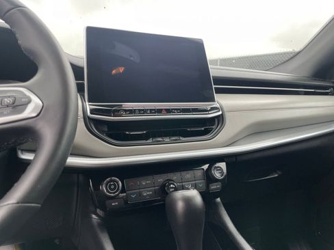 Used 2025 Jeep Compass Limited image 17