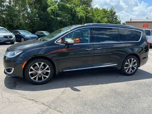 Used 2017 Chrysler Pacifica Limited w/ UConnect Theater Package FWD image 6
