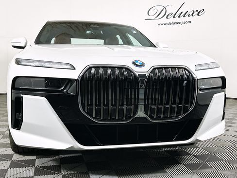 Used 2023 BMW i7 xDrive60 w/ Executive Package 2 AWD/4WD image 30