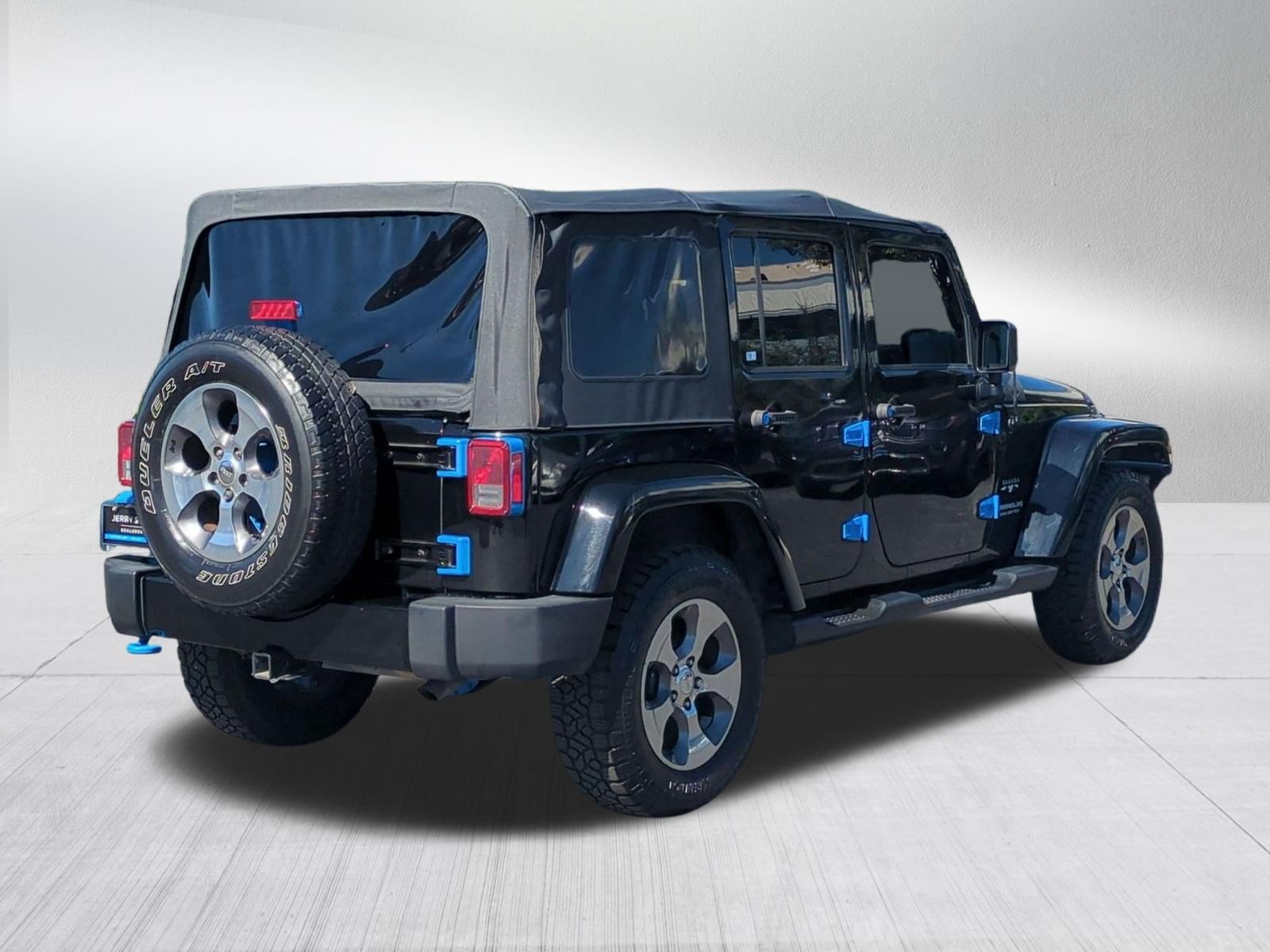 Used 2017 Jeep Wrangler Unlimited Sahara w/ Connectivity Group AWD/4WD image 5