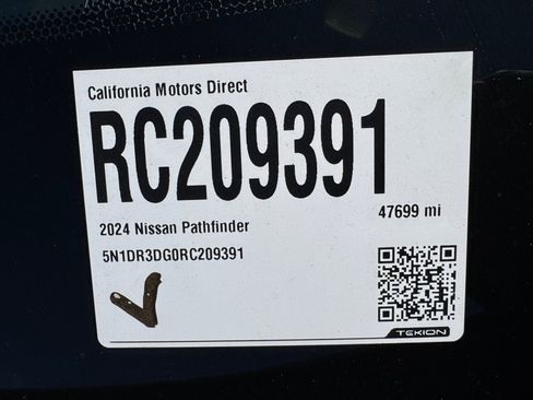 Used 2024 Nissan Pathfinder Platinum w/ Cargo Package FWD image 17