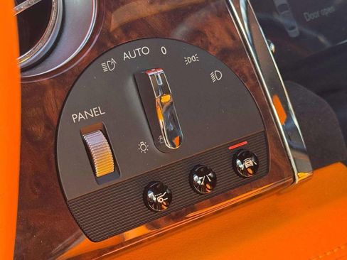 Used 2018 Rolls-Royce Dawn RWD image 28