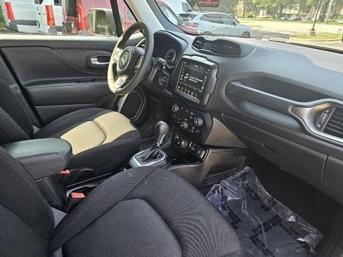 Used 2023 Jeep Renegade Latitude AWD/4WD image 18