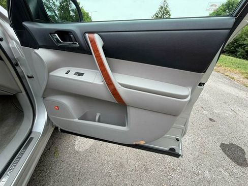 Used 2010 Toyota Highlander Limited FWD image 21