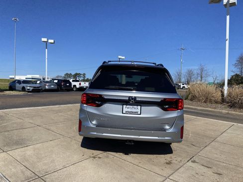 New 2026 Honda Odyssey Touring image 9