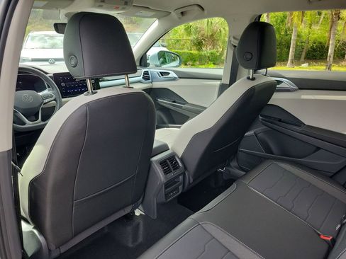 New 2026 Volkswagen Taos SE FWD image 8