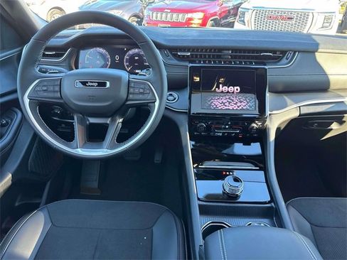 New 2025 Jeep Grand Cherokee Altitude image 7