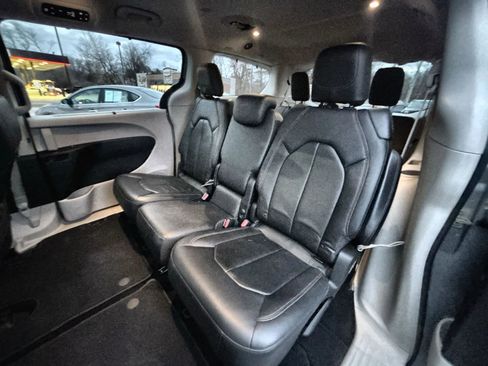Used 2018 Chrysler Pacifica Touring-L image 23