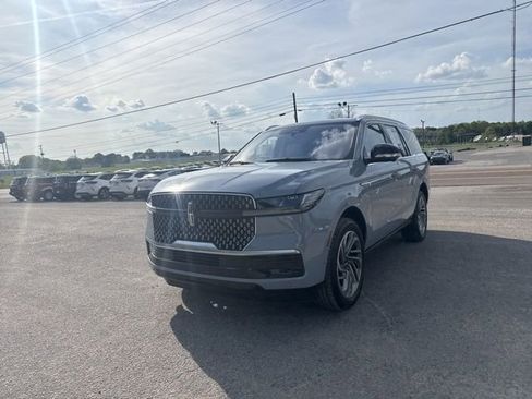 Used 2025 Lincoln Navigator Reserve image 6