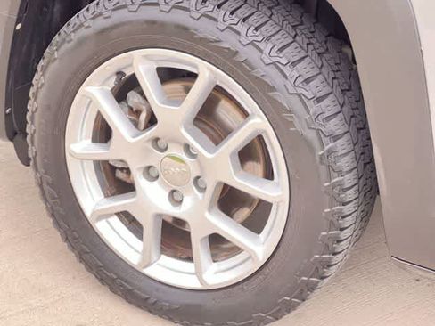 Used 2020 Jeep Renegade Latitude FWD image 9
