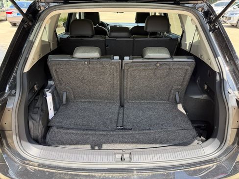 Used 2021 Volkswagen Tiguan SE w/ Panoramic Sunroof Package FWD image 29