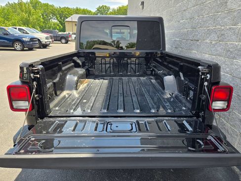 Used 2021 Jeep Gladiator Overland AWD/4WD image 11