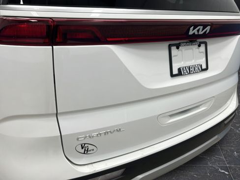 Used 2024 Kia Carnival LX FWD image 38