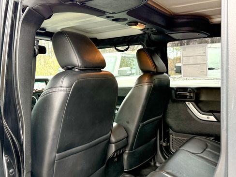 Used 2018 Jeep Wrangler Unlimited Rubicon w/ Connectivity Group image 24