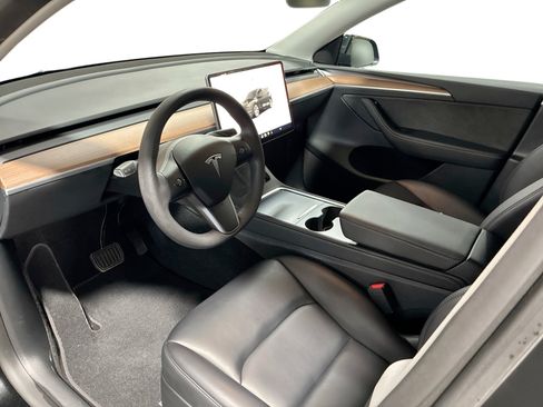 Certified 2023 Tesla Model Y Long Range AWD/4WD image 9