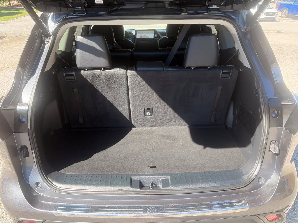 Used 2023 Toyota Highlander XLE AWD/4WD image 23