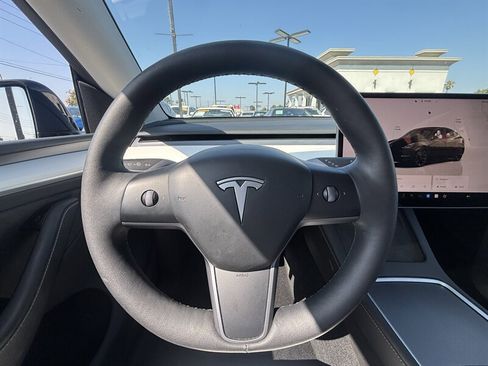 Used 2022 Tesla Model Y Long Range AWD/4WD image 28