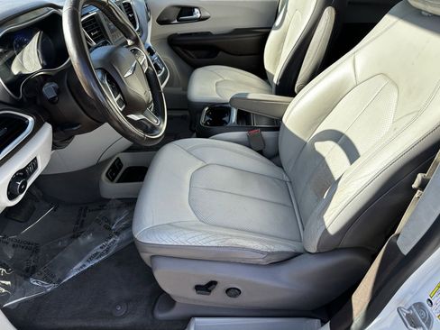 Used 2018 Chrysler Pacifica Touring-L FWD image 9