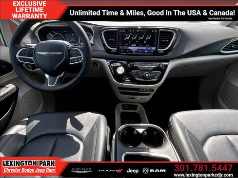 Used 2024 Chrysler Pacifica Touring-L FWD image 7