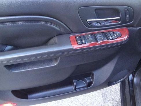 Used 2011 Cadillac Escalade Premium image 23