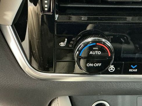 Used 2023 Nissan Rogue SL w/ SL Premium Package image 11