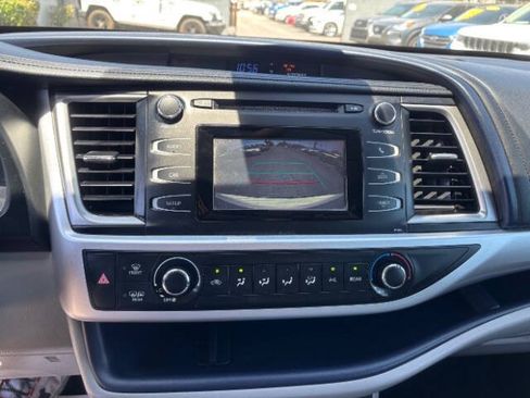 Used 2019 Toyota Highlander LE FWD image 12