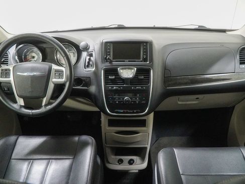 Used 2016 Chrysler Town & Country Touring w/ Driver Convenience Group FWD image 22